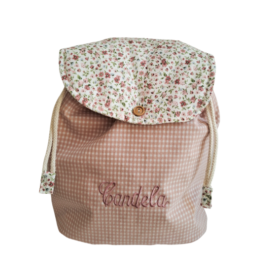 Mochila infantil bordada con tapa en flor