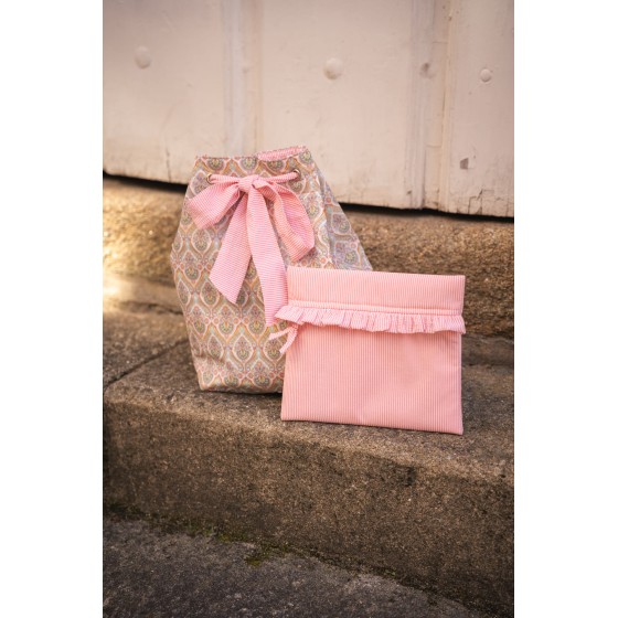 Mochila cierre lazo flor Victoria y raya rosa
