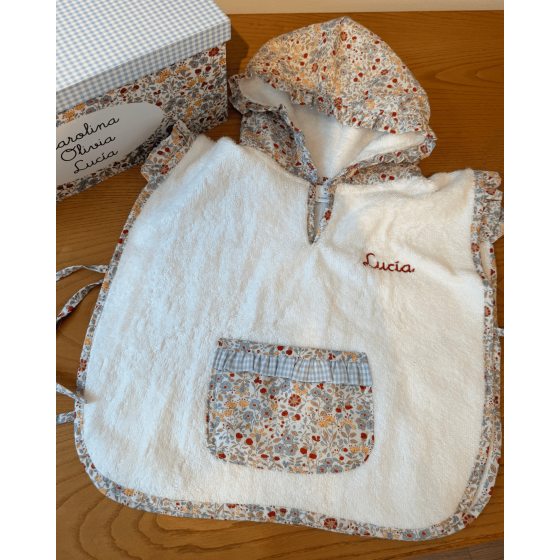 Poncho playa flor Candela y vichy azul bordado con nombre